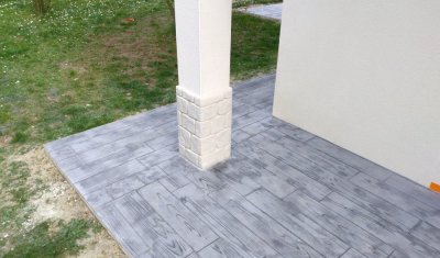 Création d'une terrasse en béton imprimé moule parquet dans une maison à Troyes