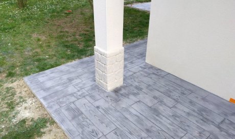 Création d'une terrasse en béton imprimé moule parquet dans une maison à Troyes
