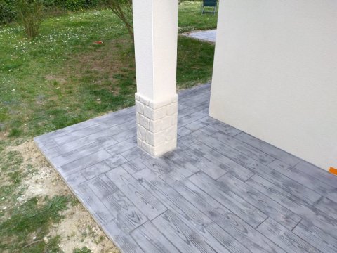 Création d'une terrasse en béton imprimé moule parquet dans une maison à Troyes
