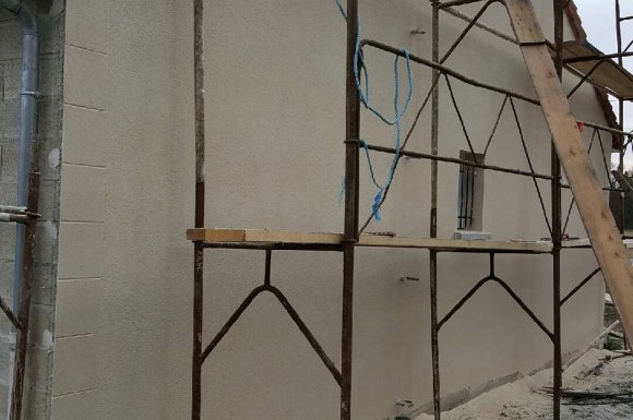 Professionnel pour la rénovation du crépi d'une maison individuelle