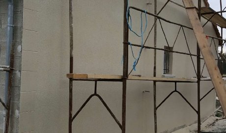 Professionnel pour la rénovation du crépi d'une maison individuelle