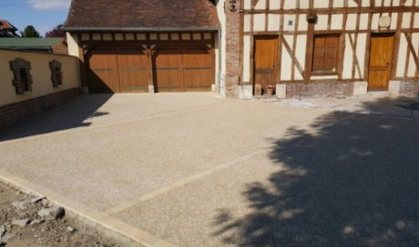 Création d'une cour en béton désactivé dans une maison individuelle vers Troyes
