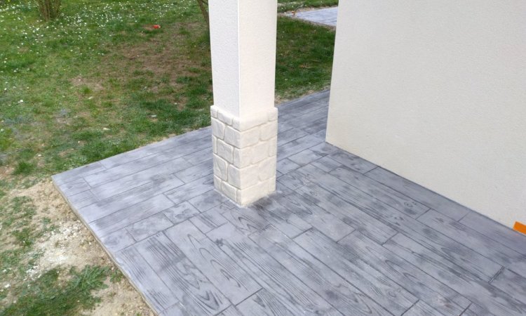 Création d'une terrasse en béton imprimé moule parquet dans une maison à Troyes