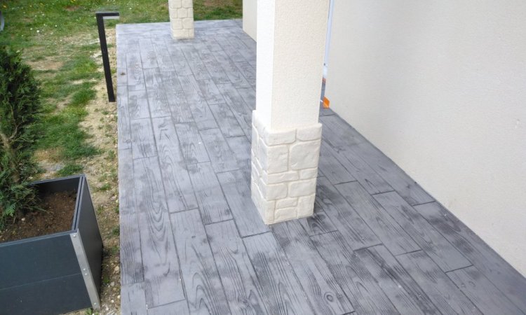 Création d'une terrasse en béton imprimé moule parquet dans une maison à Troyes
