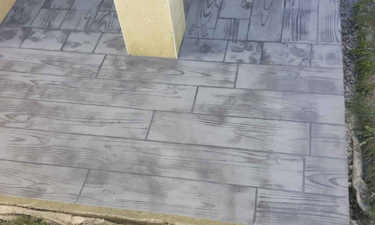 Création d'une terrasse en béton imprimé moule parquet dans une maison à Troyes
