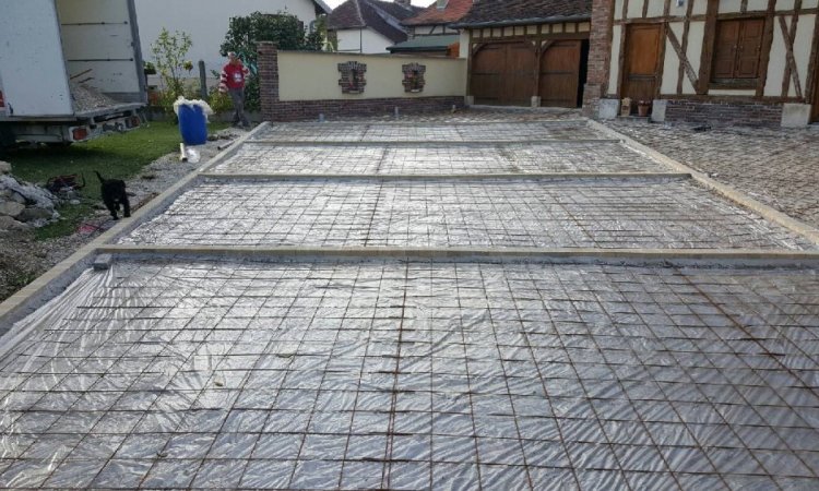 Création d'une cour en béton désactivé dans une maison individuelle vers Troyes